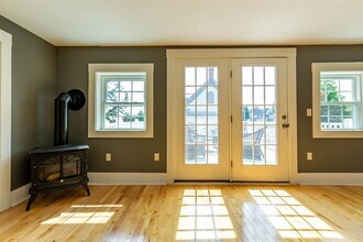 77 -79 Centre St, Unit 5 in Concord, NH - Foto de edificio - Building Photo