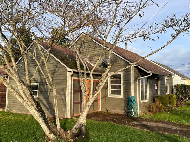 1190 S 5th St in Lebanon, OR - Building Photo - Building Photo