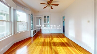 24 Mayberry Ave, Unit 3 in Medford, MA - Foto de edificio - Building Photo