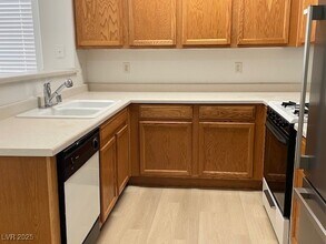5992 Trickling Descent St in Henderson, NV - Building Photo - Building Photo