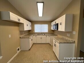 4018 Sunrise Creek Dr in San Antonio, TX - Building Photo - Building Photo