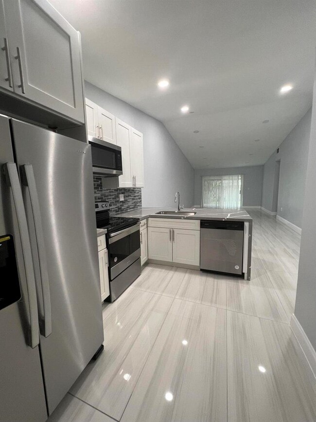 4404 Treasure Cove Dr in Fort Lauderdale, FL - Building Photo - Building Photo