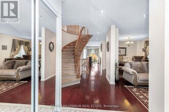 5525 Heatherleigh Ave in Mississauga, ON - Building Photo - Building Photo