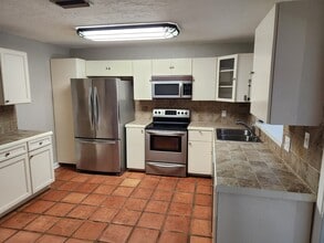 1627 Canal Ct in Tavares, FL - Foto de edificio - Building Photo