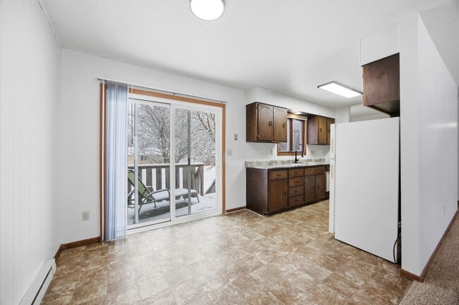 3225 2nd St N, Unit Upper Unit in Fargo, ND - Building Photo - Building Photo