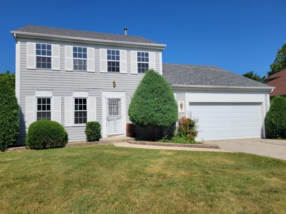 242 Stafford Dr in Mundelein, IL - Foto de edificio