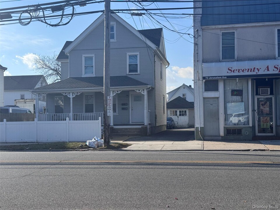 72 Jerusalem Ave in Hicksville, NY - Building Photo