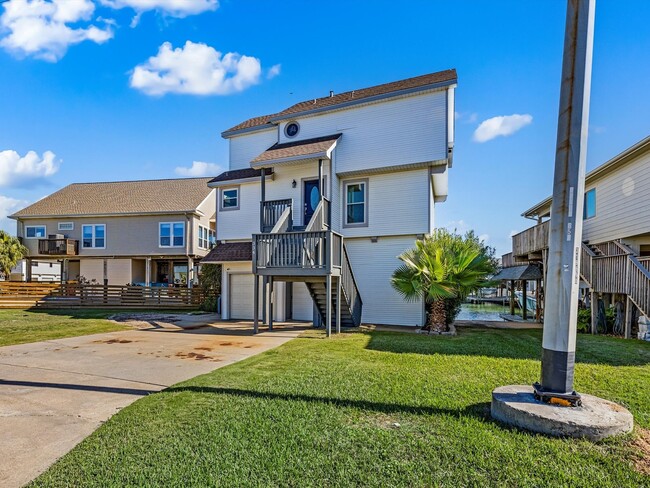 334 Paradise Dr in Tiki Island, TX - Building Photo - Building Photo