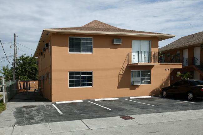 935 W 23rd St in Hialeah, FL - Building Photo - Building Photo