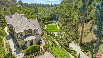 1957 Mandeville Canyon Rd in Los Angeles, CA - Building Photo