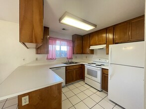 245 Almond Ave, Unit Village 1 in Turlock, CA - Foto de edificio - Building Photo