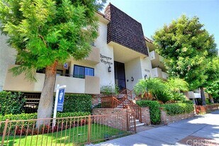 5315 Yarmouth Ave, Unit 212 in Los Angeles, CA - Building Photo