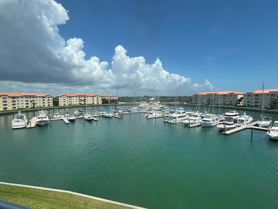 15 Harbour Isle Dr W in Fort Pierce, FL - Foto de edificio