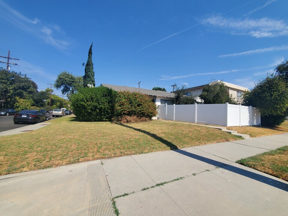 13525 Burbank Blvd in Van Nuys, CA - Foto de edificio