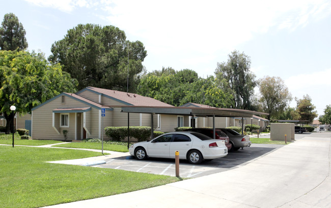 Whitley Gardens Apartments in Corcoran, CA - Foto de edificio - Building Photo