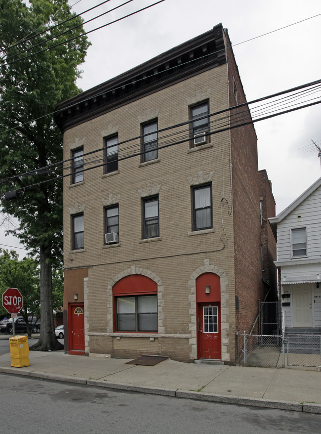 290 Hope Ave in Passaic, NJ - Foto de edificio - Building Photo