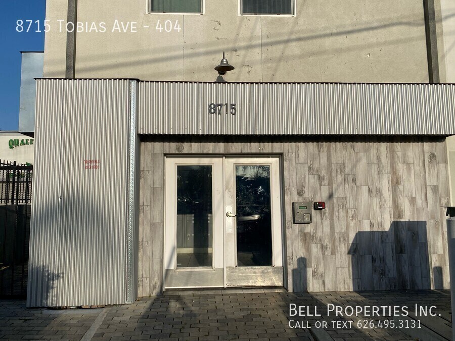 8715 Tobias Ave in Los Angeles, CA - Building Photo