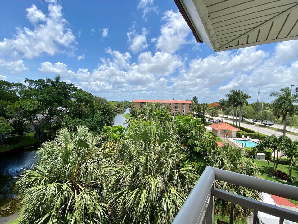 605 S Pine Island Rd in Plantation, FL - Building Photo