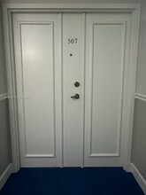 9725 NW 52nd St in Doral, FL - Foto de edificio - Building Photo