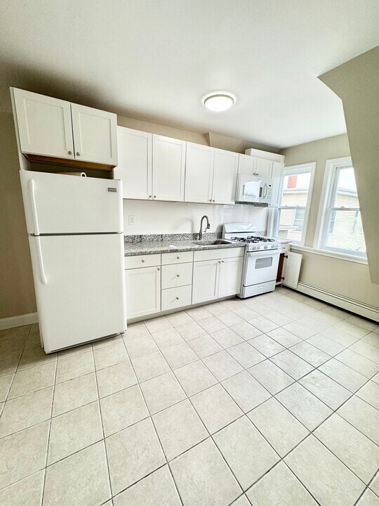 121 Day St, Unit 3 in Fitchburg, MA - Building Photo