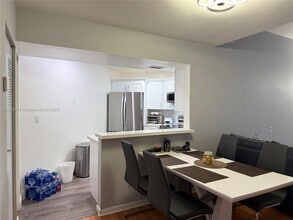 9725 Fontainebleau Blvd in Miami, FL - Foto de edificio - Building Photo