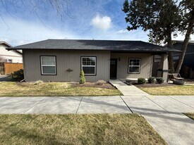 61158 Brookhollow Dr in Bend, OR - Building Photo