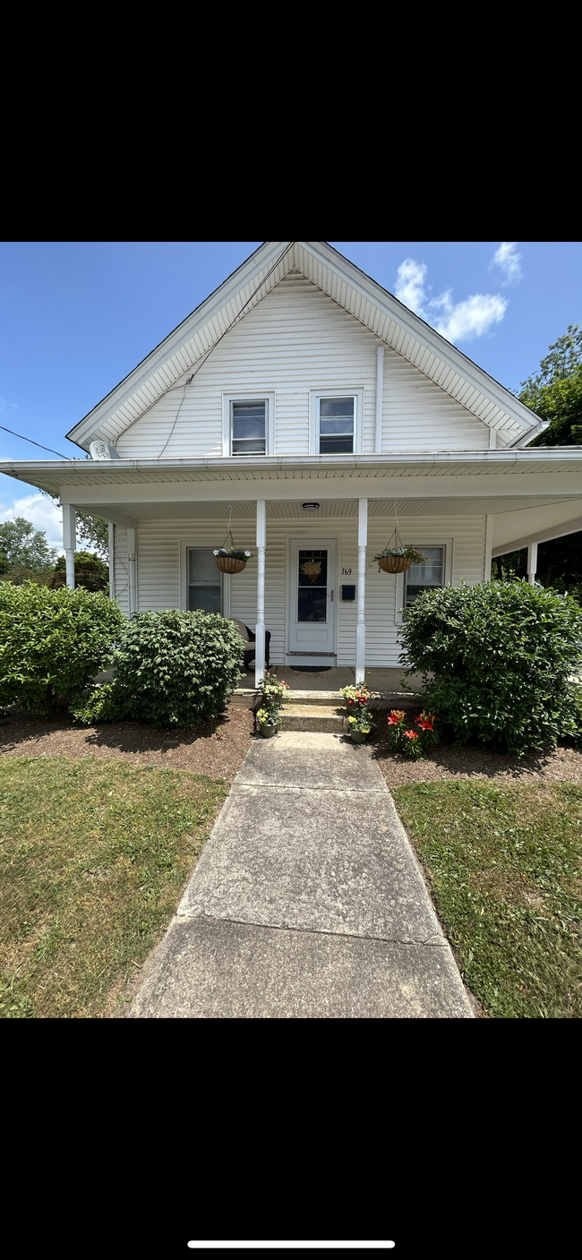 169 Mansfield Ave in Willimantic, CT - Building Photo - Building Photo