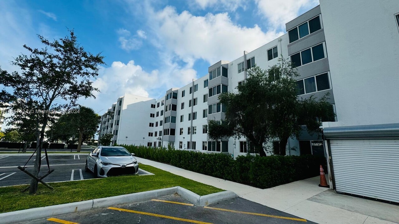 250 180th Dr, Unit 304 in Sunny Isles Beach, FL - Building Photo