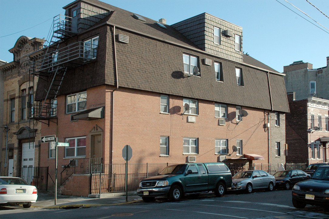 906 West St in Union City, NJ - Building Photo