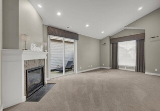 2060 Lakeland Way in Eugene, OR - Foto de edificio - Building Photo