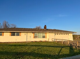 1209 NE Brown Dr in Madras, OR - Building Photo