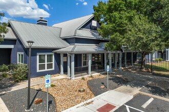 Champions Crossing in San Marcos, TX - Foto de edificio - Building Photo