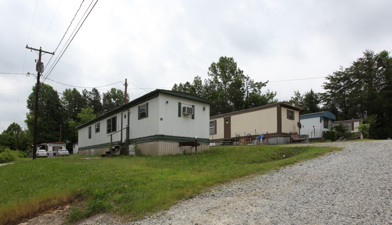 216-218 Washboard Rd in Thomasville, NC - Building Photo