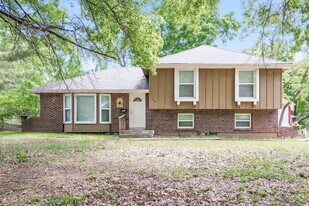 7808 E 120th St in Grandview, MO - Building Photo