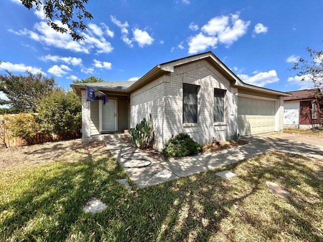 888 Brandi Cir in Kyle, TX - Building Photo - Building Photo