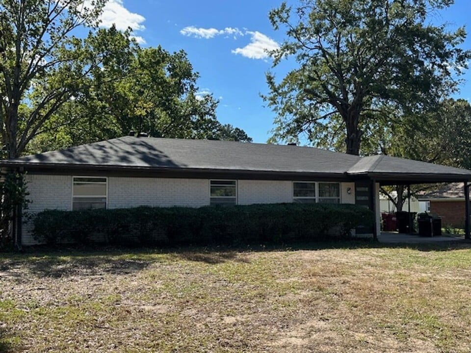 202 Collins Ave in Longview, TX - Building Photo