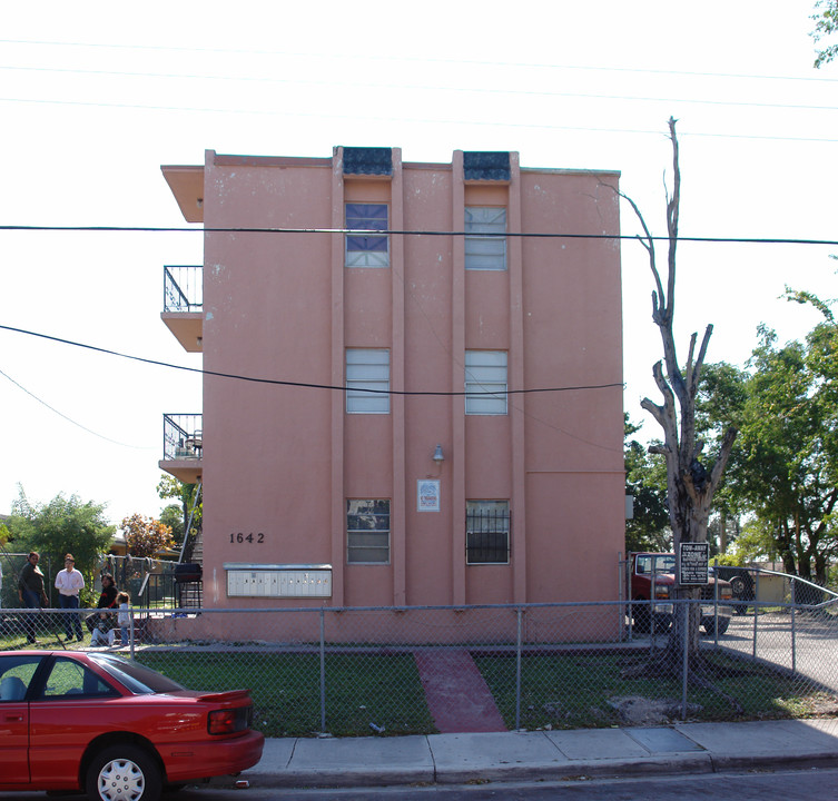 1642 NW 3rd St in Miami, FL - Building Photo