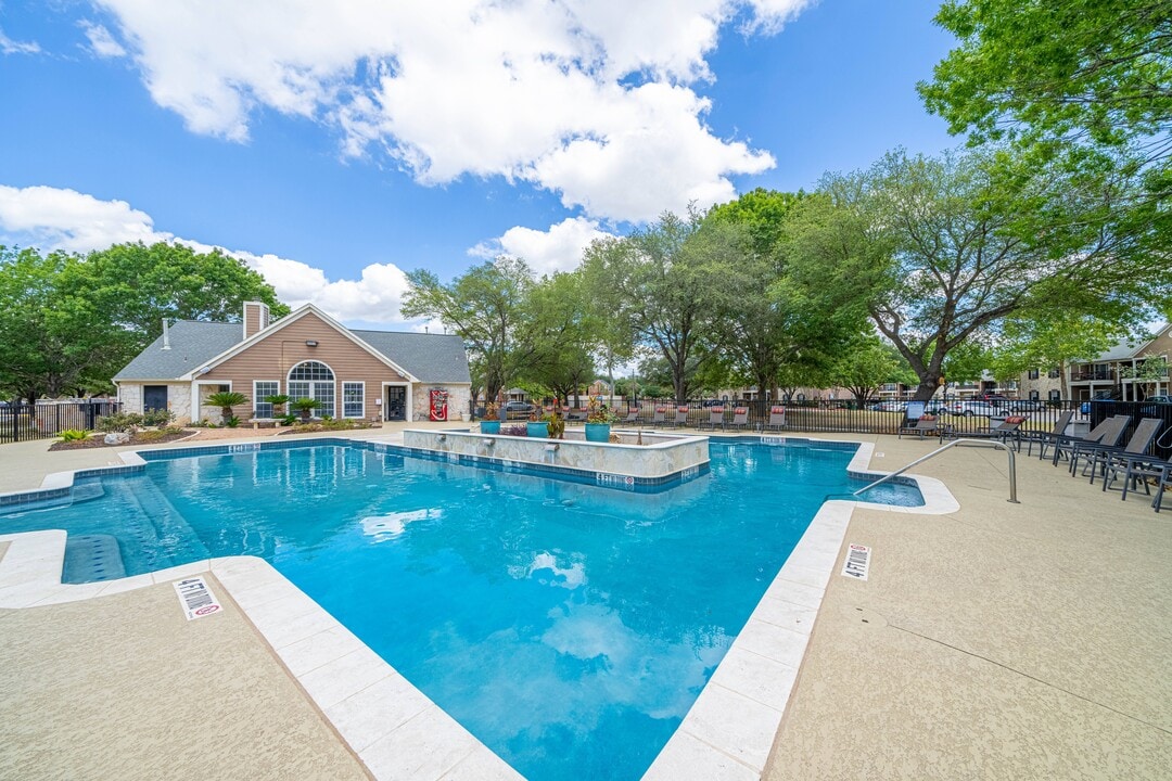River Oaks Villas Apartments in San Marcos, TX - Foto de edificio