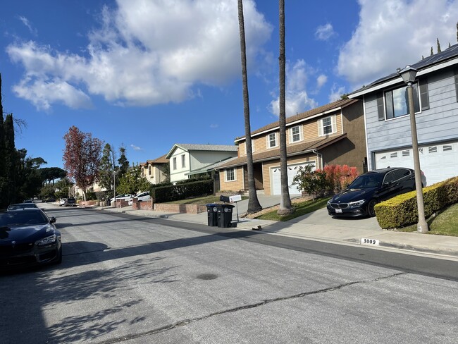 3011 Pinewood Ln in Glendale, CA - Foto de edificio - Building Photo