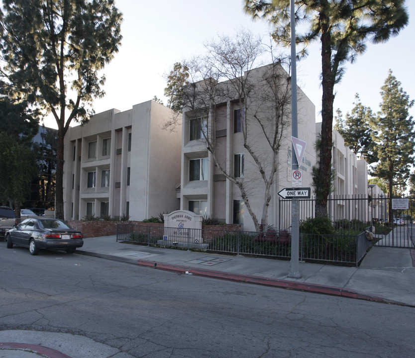 Sherman Arms in Reseda, CA - Foto de edificio