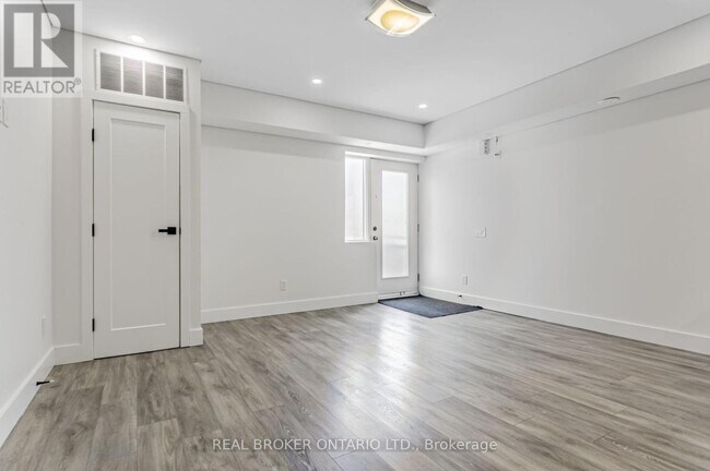 1088 Avenue Rd in Toronto, ON - Building Photo - Building Photo