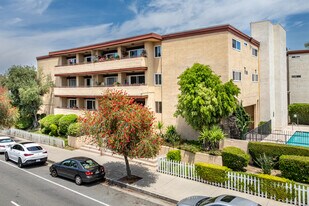 5412 Lindley Ave in Encino, CA - Building Photo