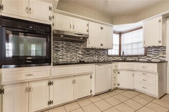 9913 Sunnymeade Pl in The Village, OK - Building Photo - Building Photo