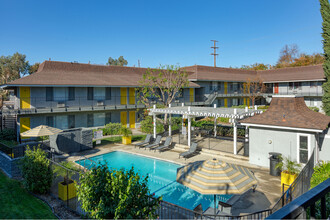 On 7th Apartment Homes, 1012 in Upland, CA - Foto de edificio - Building Photo