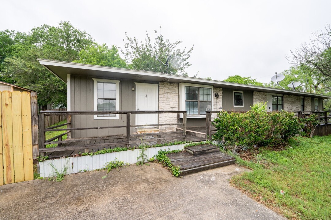 6950 Lark Haven Ln in San Antonio, TX - Foto de edificio