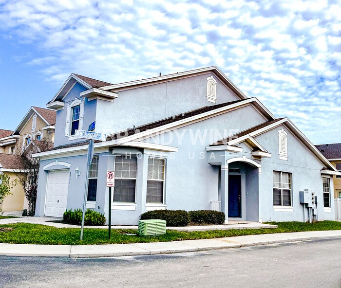 9701 Carlsdale Dr in Riverview, FL - Foto de edificio