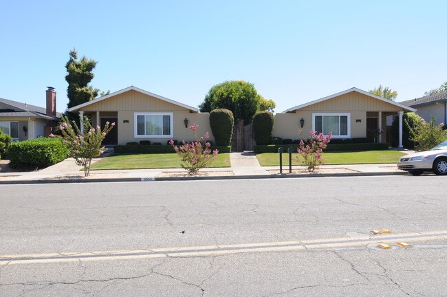 6556-6558 Crown Blvd in San Jose, CA - Foto de edificio - Building Photo