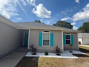 329 Strawbridge Dr in Crestview, FL - Foto de edificio - Building Photo