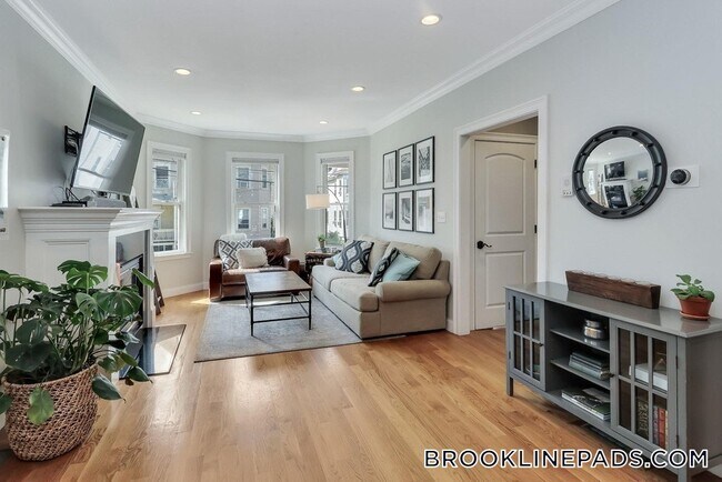 17 Fairbanks St in Brookline, MA - Building Photo - Building Photo