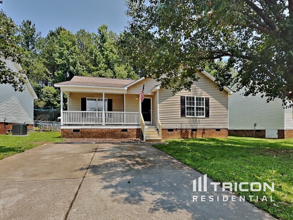 2112 McKinnon Dr in Clayton, NC - Building Photo